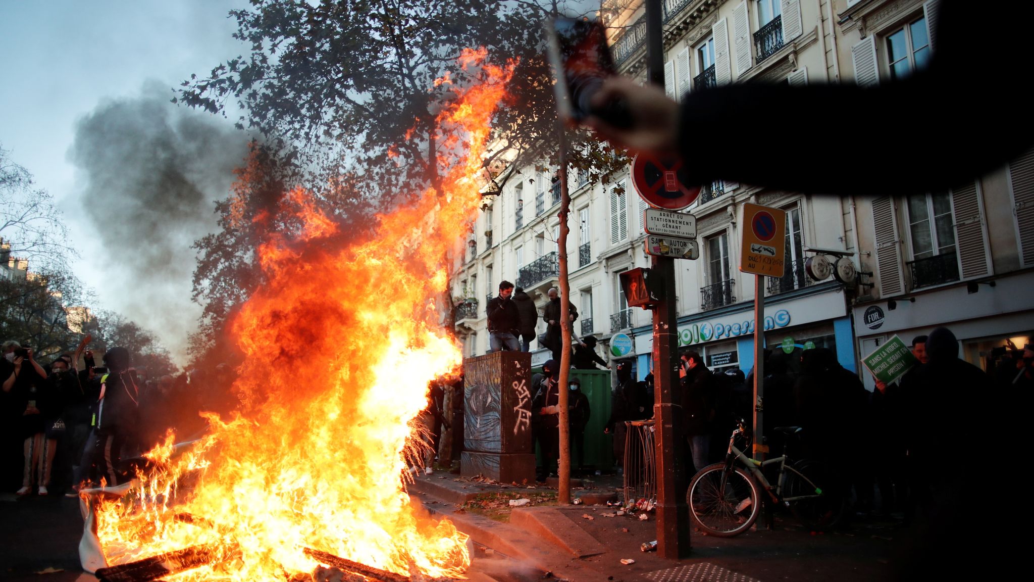 Γαλλία: Φλέγεται το Παρίσι – Πέταξαν μολότοφ και πέτρες σε αστυνομικούς κατά τη διάρκεια διαδήλωσης (βίντεο)
