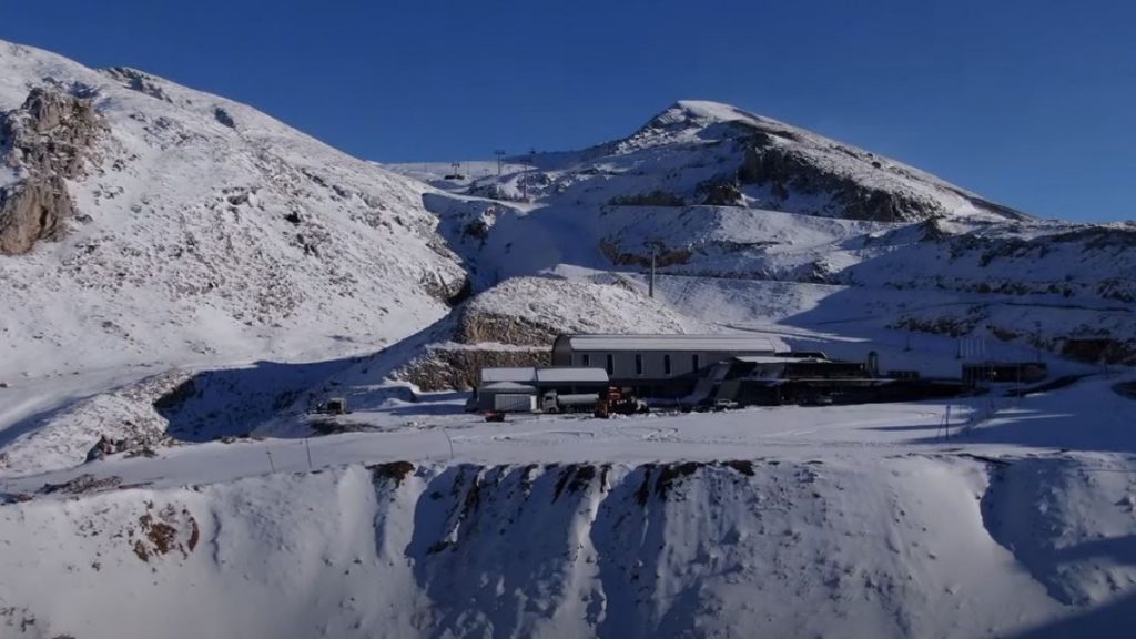 Αποκαρδιωτικές εικόνες: Το χιονισμένο πλην άδειο Χιονοδρομικό Κέντρο Παρνασσού-Λιβάδι-Αράχωβα (βίντεο)
