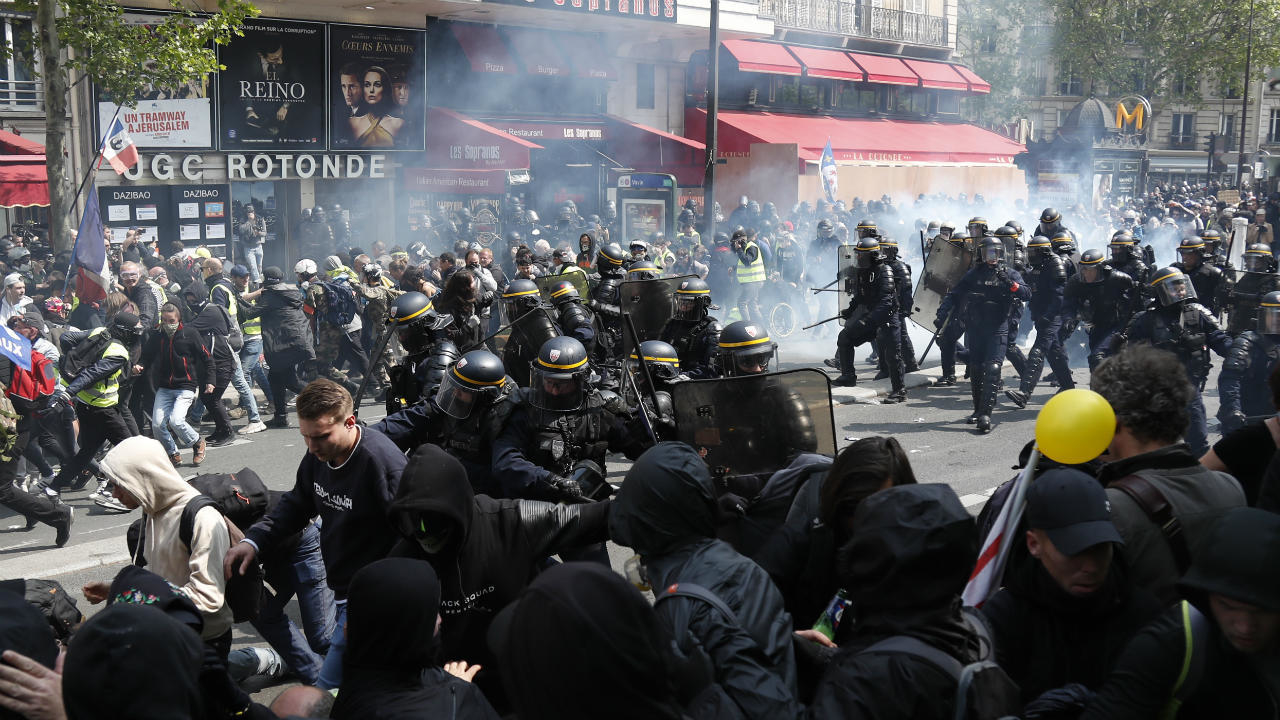 Οδομαχίες αστυνομίας-διαδηλωτών άνευ προηγουμένου στο Παρίσι (βίντεο)