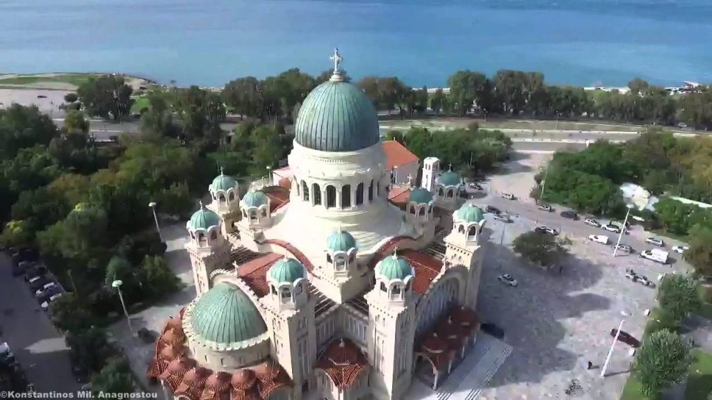 Πάτρα: Με κατάνυξη αλλά και αποστάσεις οι πιστοί στον Άγιο Ανδρέα (βίντεο-φωτο)