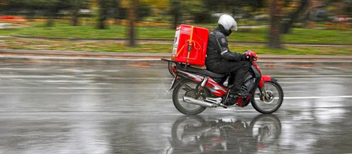 Πύργος: Συνελήφθησαν τρείς νεαροί που έκλεψαν φαγητό από ντελιβερά που είχε αφήσει σταθμευμένο το μηχανάκι του