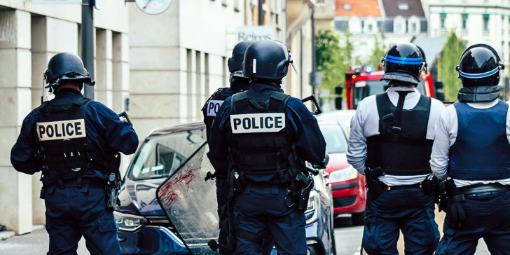 Γαλλία: Στον δικαστή οδηγήθηκαν οι τέσσερις αστυνομικοί που κατηγορούνται για τον ξυλοδαρμό μαύρου μουσικού