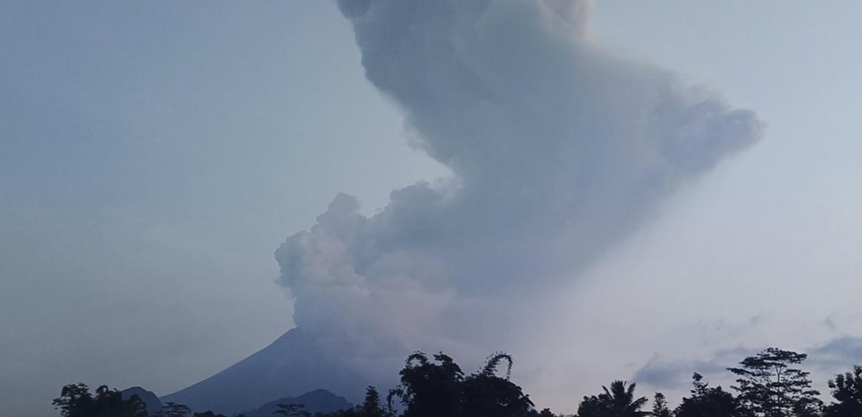 Ινδονησία: Ενεργοποιήθηκε το ηφαίστειο Λεβοτόλο – Εκτόξευσε μια στήλη καπνού και τέφρας