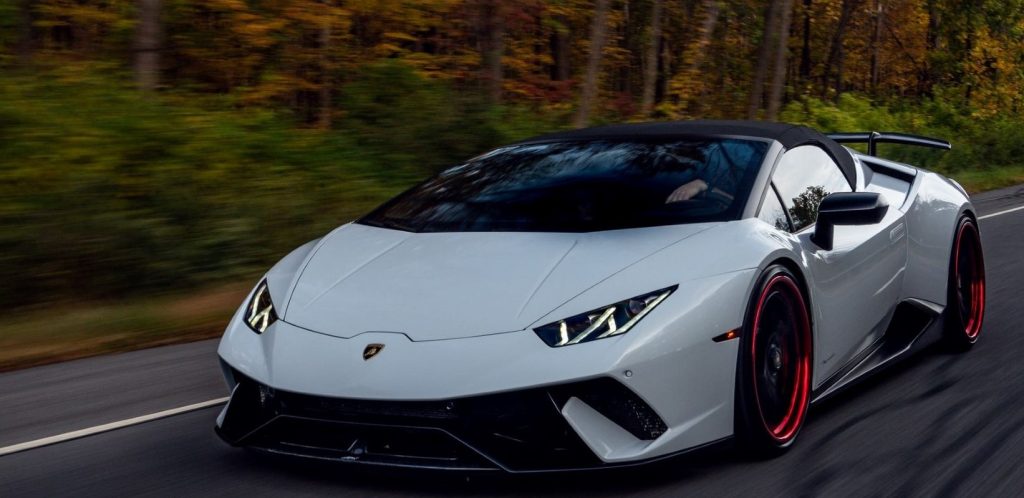 Οδηγός της Formula 3 πιάνει 300 χλμ/ώρα σε κεντρικό δρόμο με Lamborghini (βίντεο)