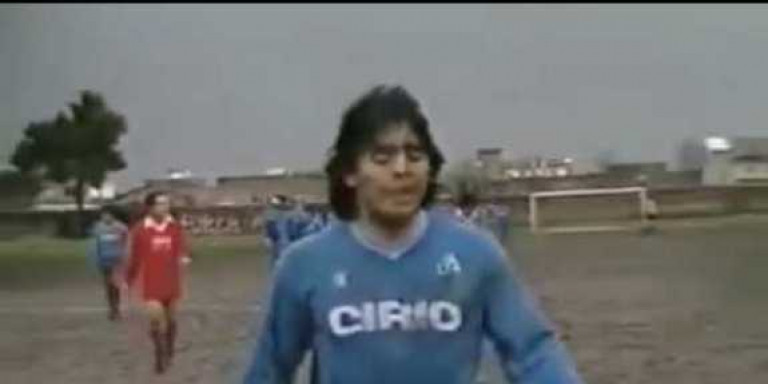 Μαραντόνα: Οταν αγνόησε τους πάντες και έπαιξε στις λάσπες για να χειρουργηθεί ένα άρρωστο παιδί (βίντεο)