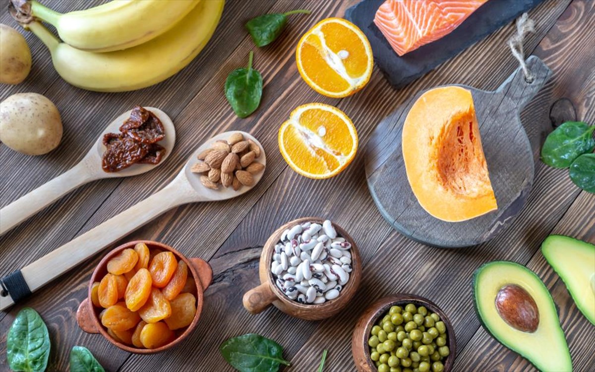 Ηλεκτρολύτες: Ποιος είναι ο ρόλος τους και ποια είναι η ποσότητα που χρειαζόμαστε από τον καθένα