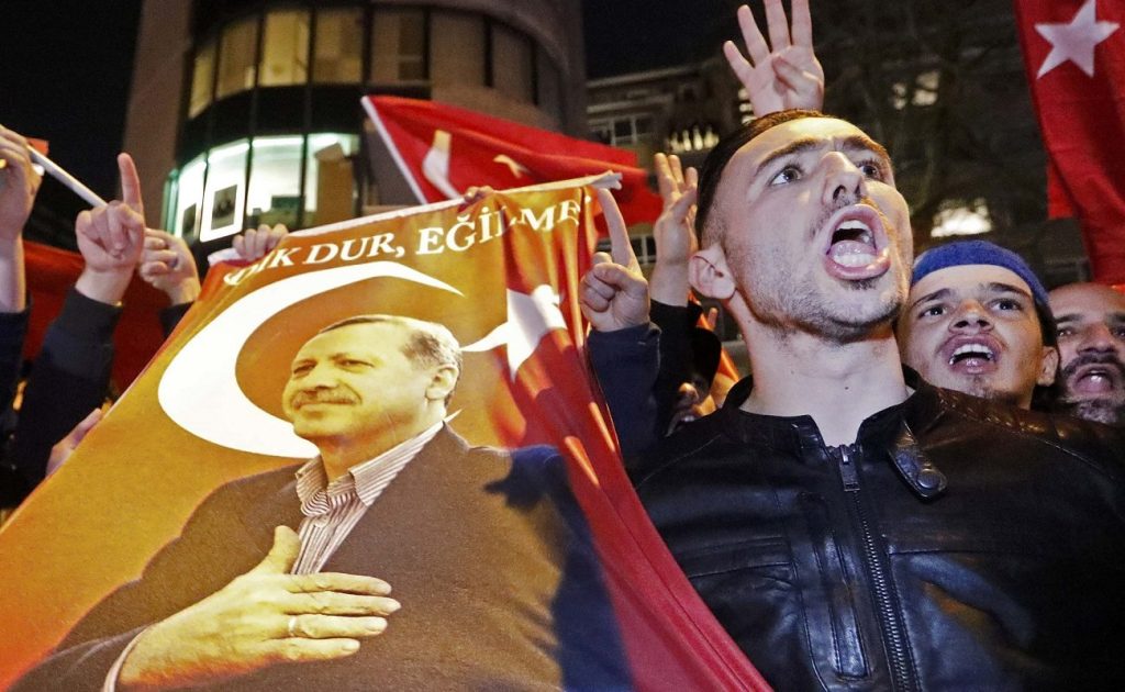 Τα εκατομμύρια των Τούρκων στην Γερμανία φέρνουν κοντά Βερολίνο και Άγκυρα