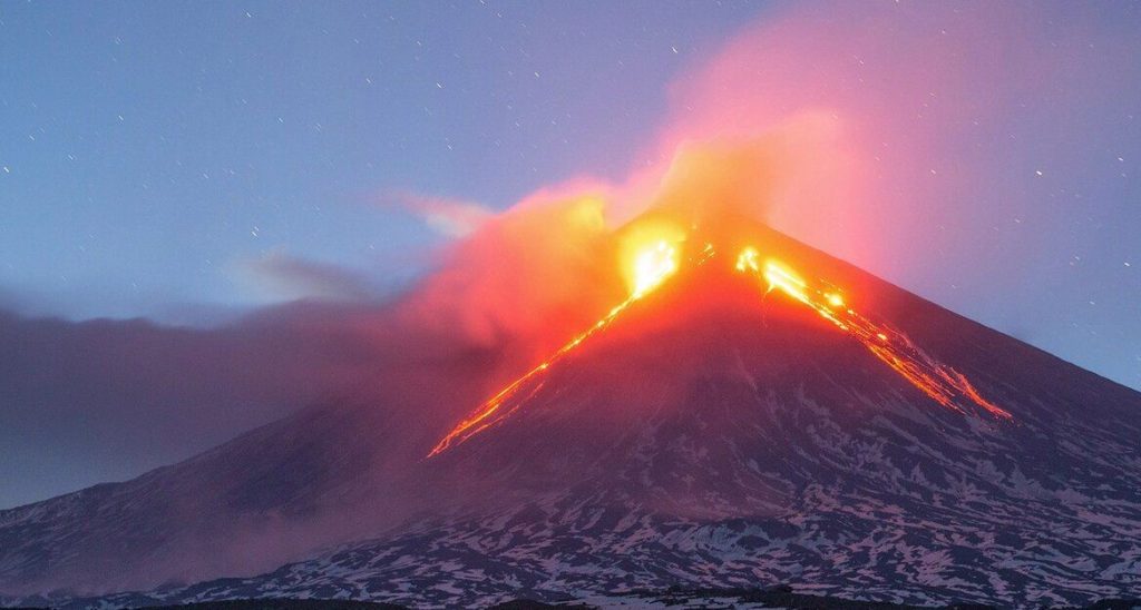 Είναι ακόμη… 2020: Η στιγμή που μετεωρίτης εκρήγνυται πάνω από έκρηξη ηφαιστείου! (βίντεο)