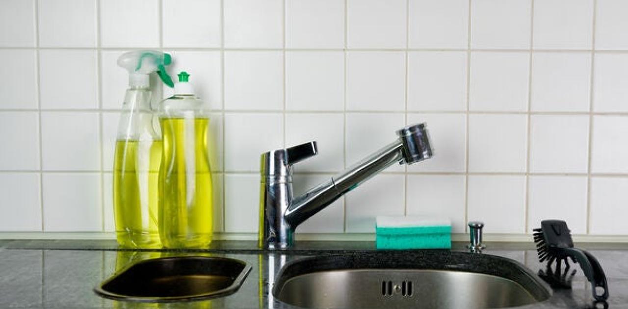 Οι πέντε «άγνωστες» χρήσεις που έχει το υγρό απορρυπαντικό πιάτων