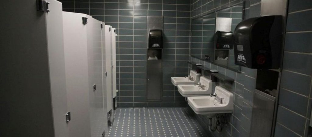 Έχετε αναρωτηθεί γιατί οι πόρτες στις δημόσιες τουαλέτες δεν φτάνουν στο πάτωμα; (βίντεο)