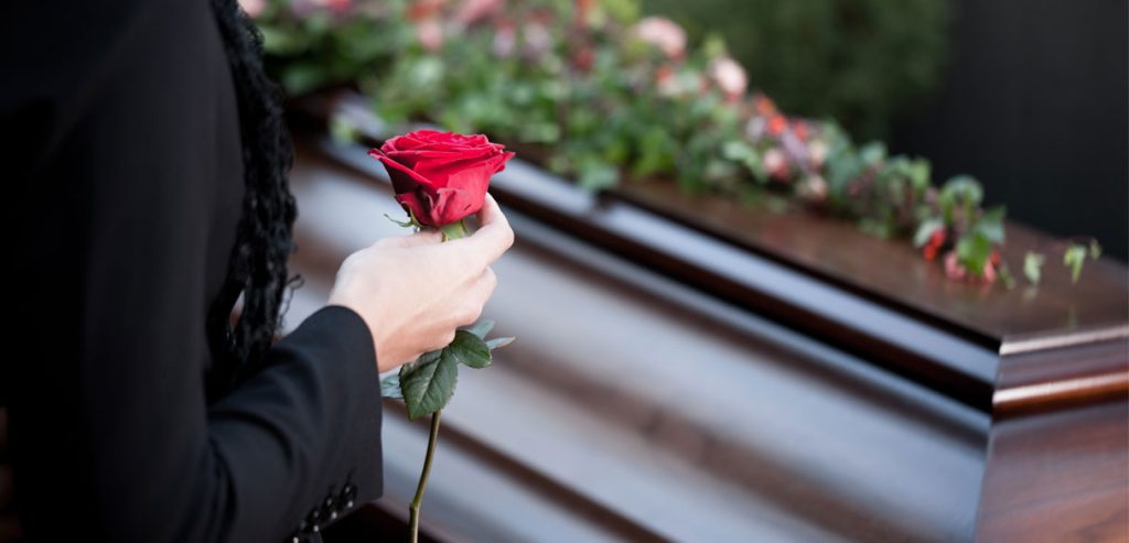 Απίστευτο: Δύο περιπολικά σε μία κηδεία σε χωριό της Ηπείρου για «τήρηση των μέτρων! – Συνέλαβαν τον τελετάρχη!