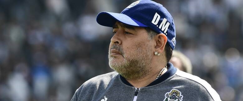 Ν.Μαραντόνα: Παραδόθηκε ο υπάλληλος του γραφείου τελετών που έβγαλε selfie με τη σορό του