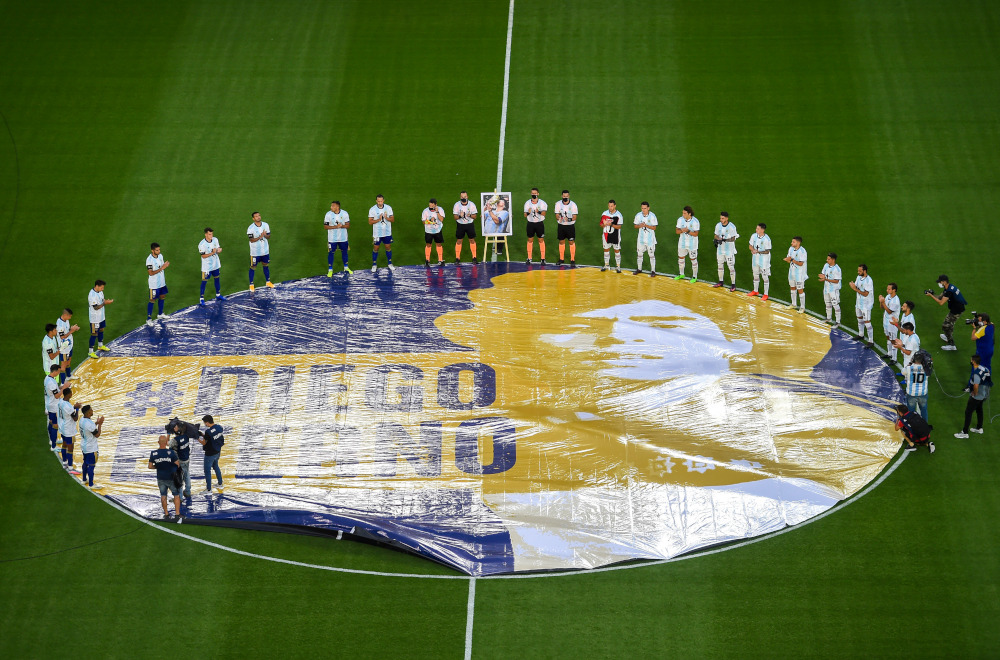 Η στιγμή που οι παίκτες της Μπόκα αφιερώνουν γκολ στον Μαραντόνα μπροστά στην κόρη του – Ξέσπασε σε κλάματα (βίντεο)