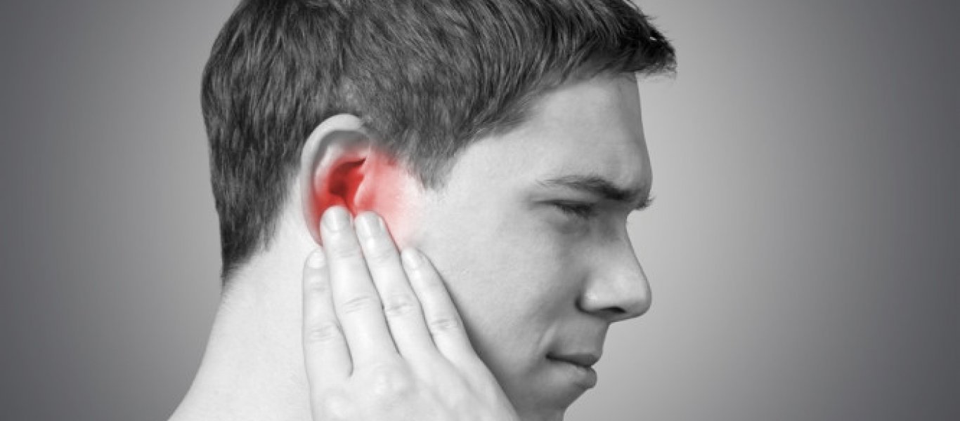 Πόνος στο αυτί: Δείτε πότε είναι ωτίτιδα και πότε απλό κρυολόγημα (βίντεο)