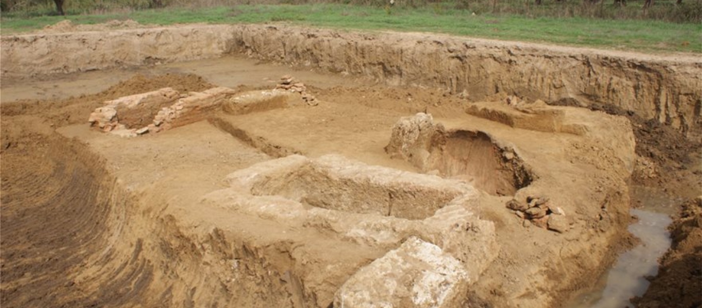 Ηλεία: Βρέθηκαν οκτώ τάφοι προϊστορικών χρόνων μέσα σε οικόπεδο (φώτο)