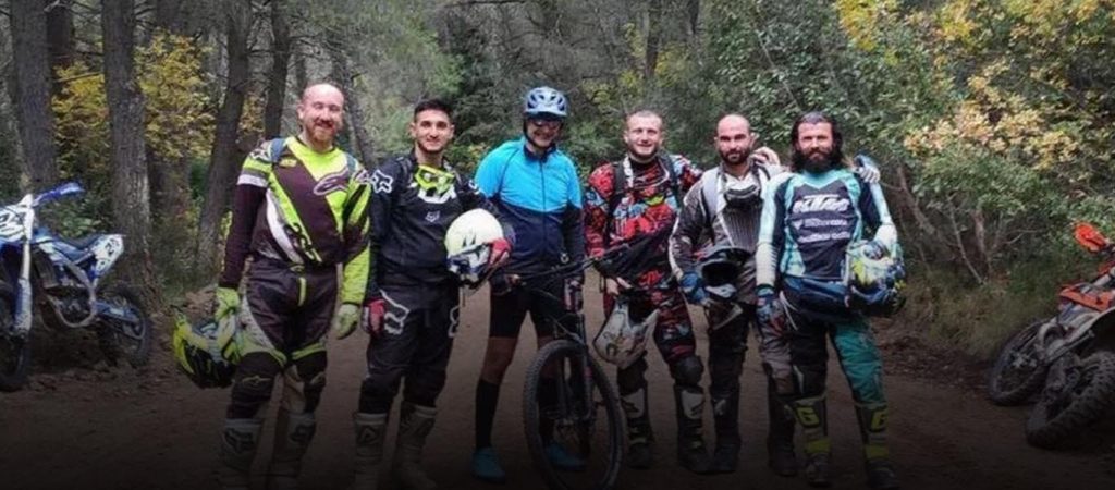 Ατομική ευθύνη μόνο για τους άλλους – Ο Κ.Μητσοτάκης ποζάρει «αγκαλιά» με έξι άτομα και χωρίς μάσκες προστασίας (φωτό)