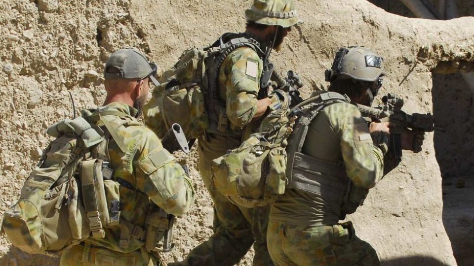 Ανατριχιαστικό: Αυστραλός στρατιώτης πίνει μπύρα από το προσθετικό πόδι νεκρού Ταλιμπάν (φωτο)