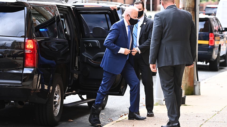 Με νάρθηκα στο πόδι εμφανίστηκε ο Τ.Μπάιντεν και υποσχέθηκε «τόνωση» της οικονομίας (φωτό)