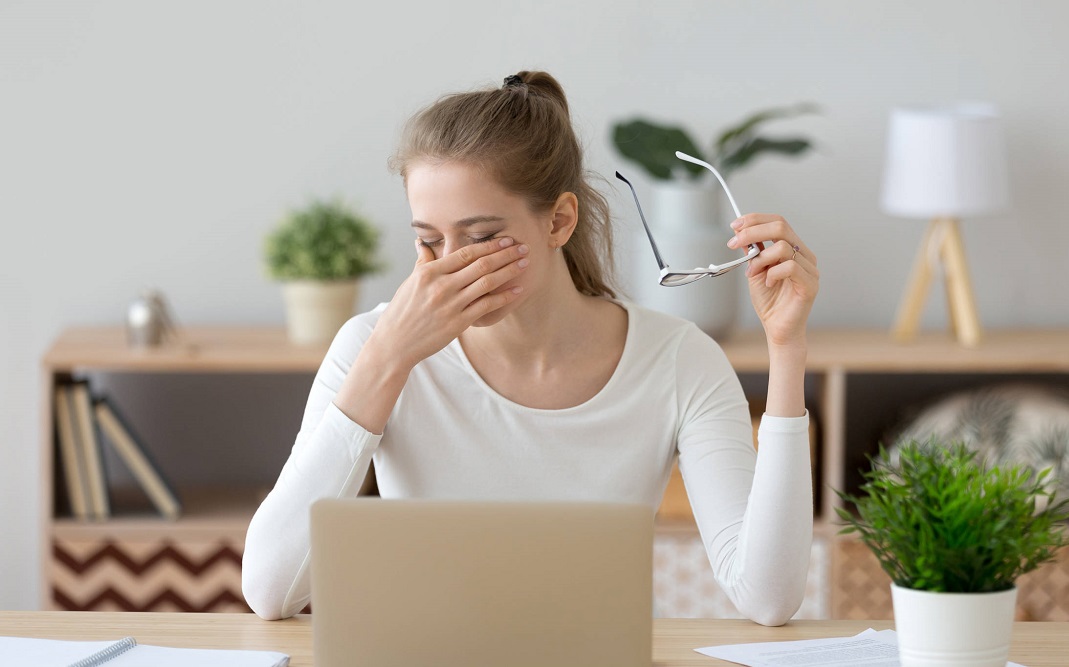 Δύο φυσικοί τρόποι για να ξεκουράσετε τα μάτια σας αν δουλεύετε πολλές ώρες στον υπολογιστή
