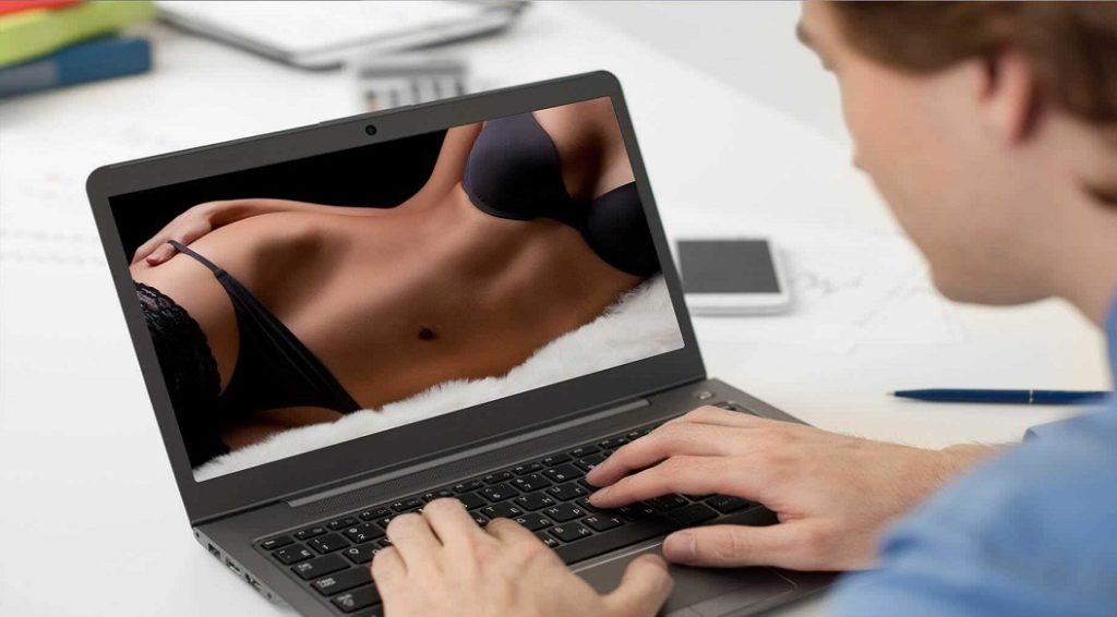 Έρευνα: Το lockdown ώθησε τους Αθηναίους στις ιστοσελίδες ερωτικού περιεχομένου – Δεύτερη η Θεσσαλονίκη