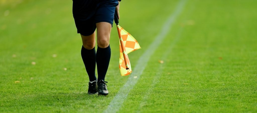 Σκληρές εικόνες από ποδοσφαιρική αναμέτρηση – Με τη λήξη του αγώνα επιτέθηκαν στον διαιτητή (βίντεο)