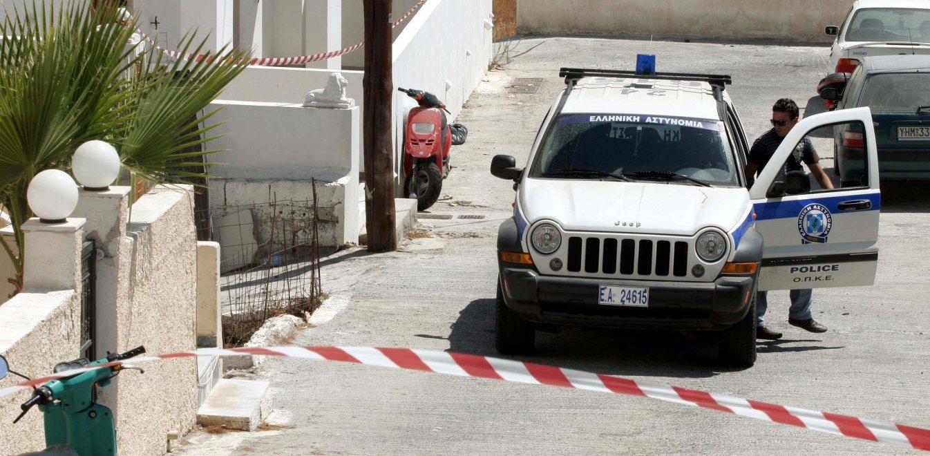 Δολοφονία ξενοδόχου στη Σαντορίνη – 20χρονος Αλβανός: «Τον έσυρα στη ρεσεψιόν, τον χτύπησα & τον έκαψα με βότκα»