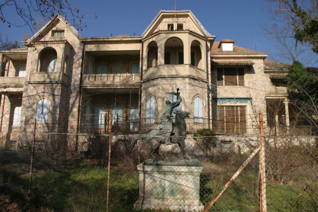 Τατόι: Ανακαλύφθηκε οπλοστάσιο – Μπορεί να εξοπλίσει έναν ολόκληρο λόχο!