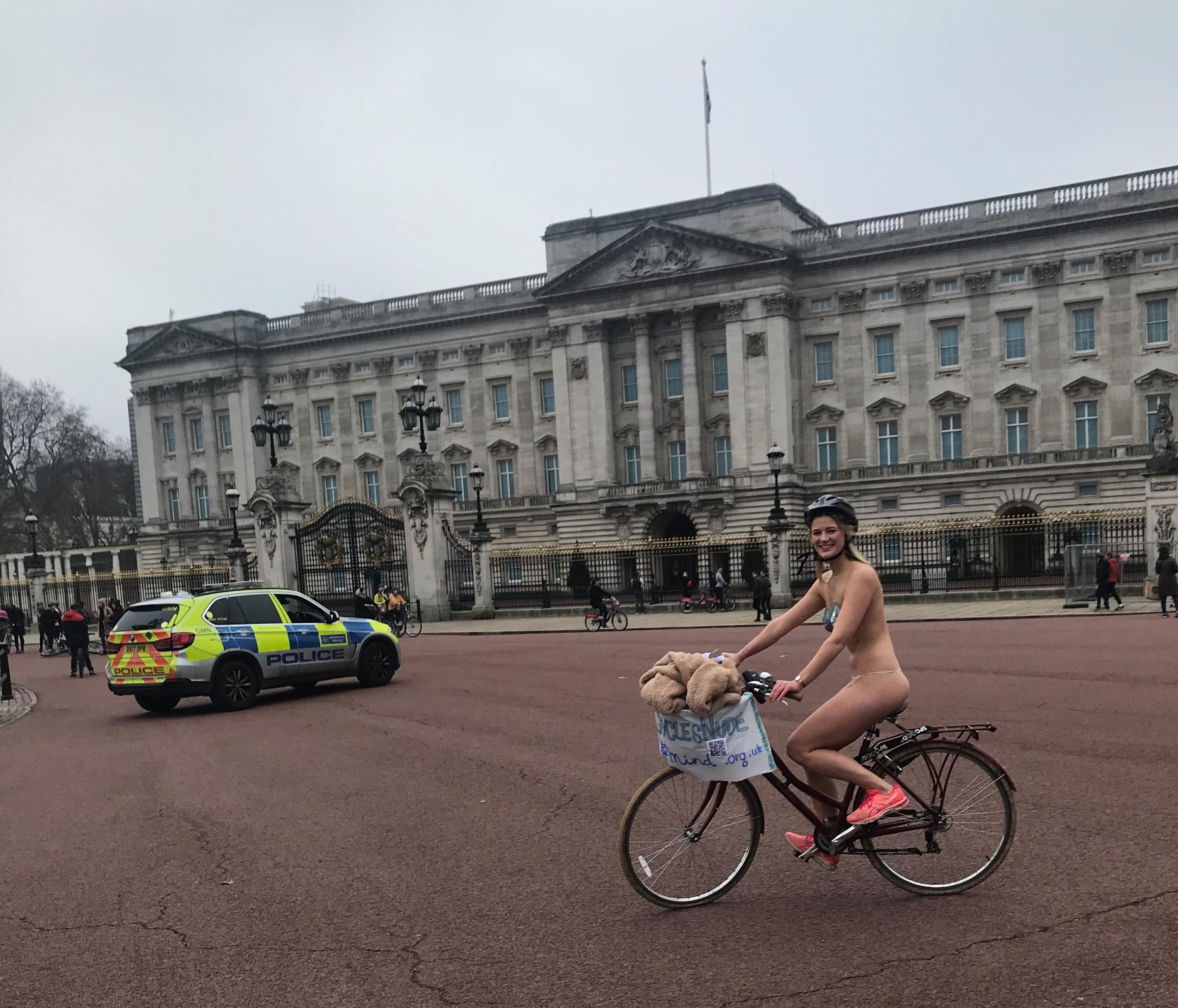 Λονδίνο: Γυναίκα έκανε 15 χλμ. με το ποδήλατο της φορώντας μόνο το εσώρουχο της! (φώτο)