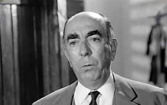 Mια φωτογραφία από παλιά που σοκάρει: Ο Διονύσης Παπαγιαννόπουλος νεκρός στο σπίτι του (φωτο)