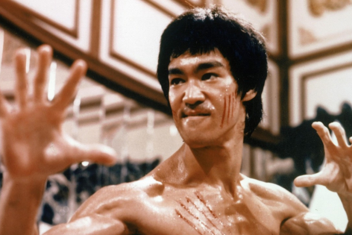 Όταν ο μάστερ των πολεμικών τεχνών Bruce Lee έκανε push-ups με δύο μόνο δάχτυλα (βίντεο)