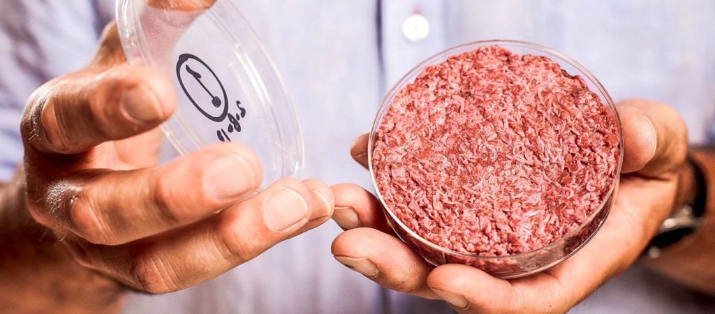 Tεχνητό κρέας: Αυτή είναι η πρώτη χώρα που το σερβίρει σε εστιατόριο