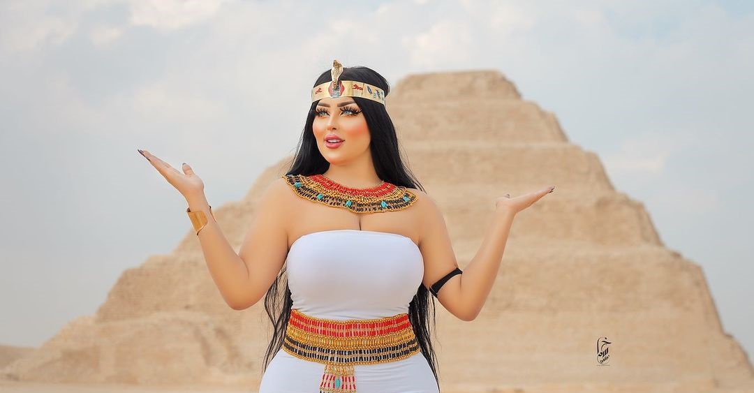 Αίγυπτος: Έντονες αντιδράσεις για μοντέλο που ποζάρει σε φαραωνικό στυλ μπροστά σε πυραμίδα (φώτο)