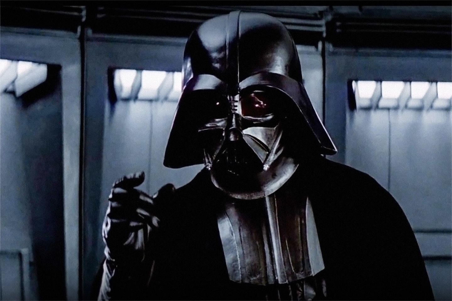 Τύπος διέρρηξε εταιρεία παραγωγής ταινιών για να κλέψει το κράνος του Darth Vader (βίντεο)