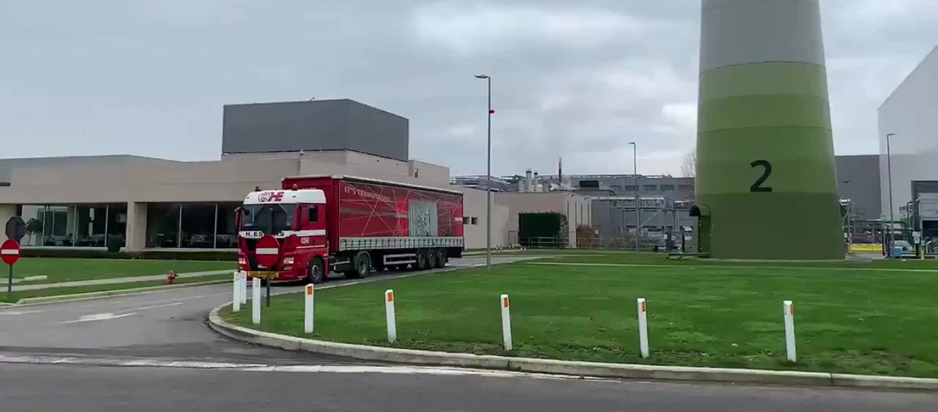 Ξεκίνησαν από το Βέλγιο τα πρώτα φορτηγά με το εμβόλιο της Pfizer προς τη Βρετανία (βίντεο)