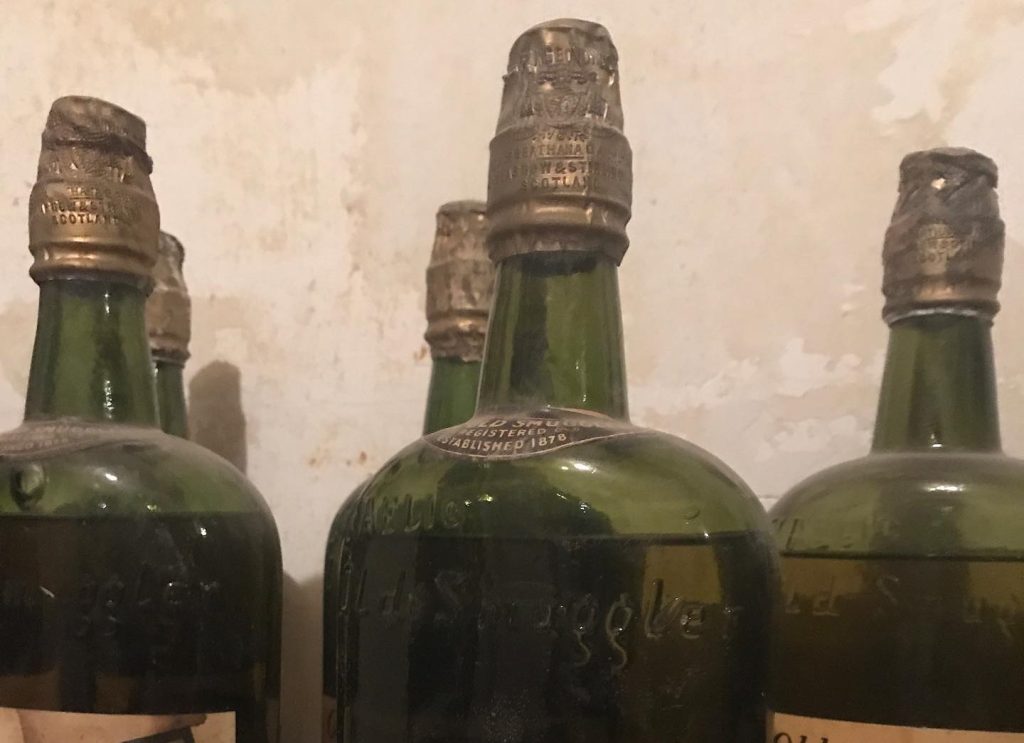 Βρήκαν στους τοίχους του νέου σπιτιού τους… μπουκάλια ουίσκι από την εποχή της ποτοαπαγόρευσης (φώτο-βίντεο)