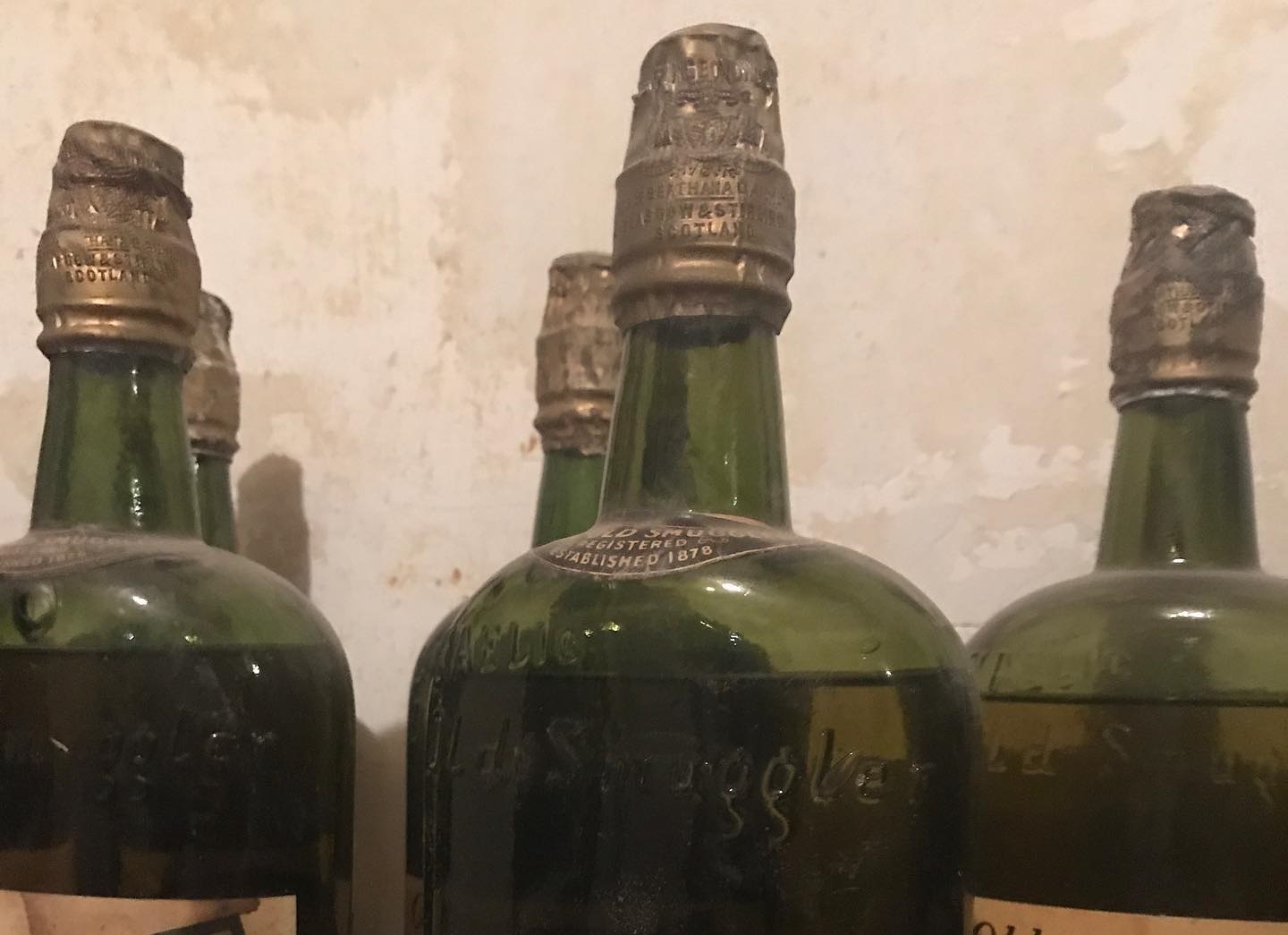 Βρήκαν στους τοίχους του νέου σπιτιού τους… μπουκάλια ουίσκι από την εποχή της ποτοαπαγόρευσης (φώτο-βίντεο)