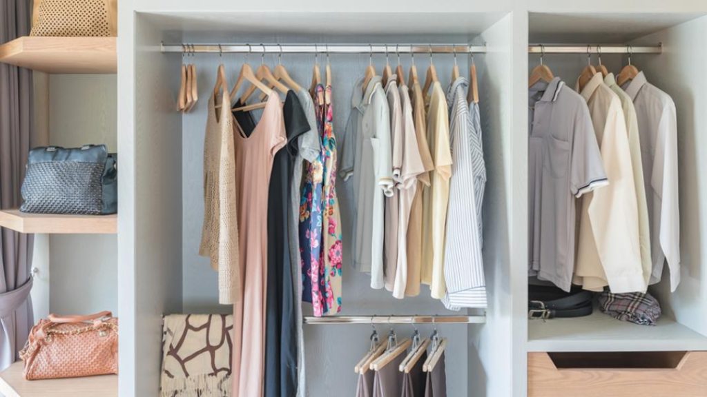 Το απλό κόλπο για να εξαφανίσετε την υγρασία από τη ντουλάπα σας