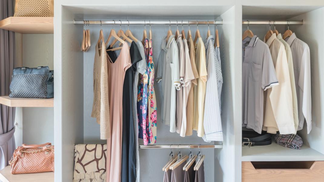 Το απλό κόλπο για να εξαφανίσετε την υγρασία από τη ντουλάπα σας