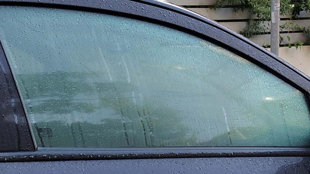 Το κόλπο για να μην θολώνουν τα τζάμια του αυτοκινήτου σας (βίντεο)