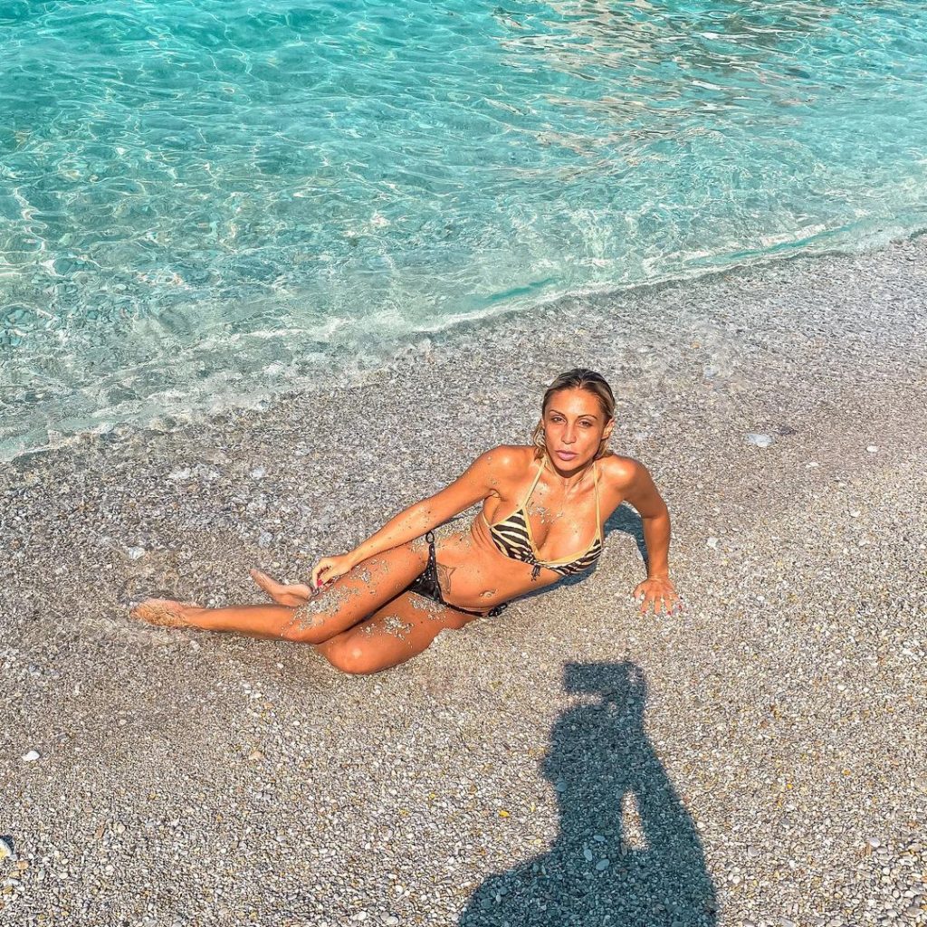 Μ.Καρλάκη: Η «καυτή» τραγουδίστρια που ανάβει «φωτιές» και εκτός πίστας (φώτο)