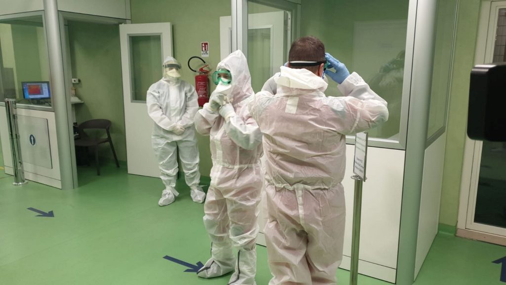 Επιστήμονες κατά των κυβερνητικών πρακτικών: «Πειραματόζωο η χώρα για τον κορωνοϊό – Βαδίζουμε στα τυφλά»