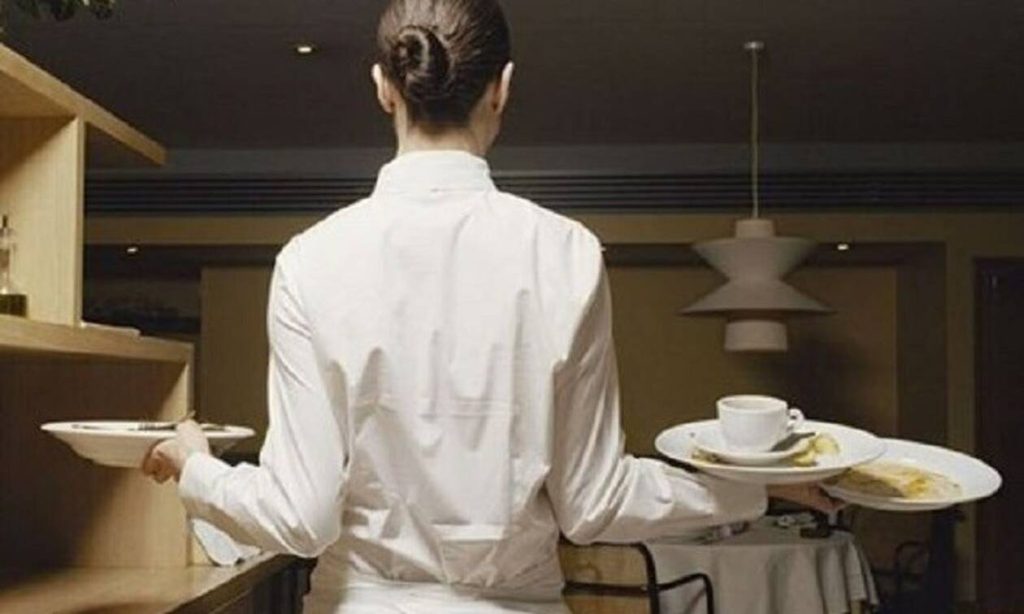 Σερβιτόρα πήρε φιλοδώρημα 2.000 δολαρίων αλλά η χαρά ήταν… προσωρινή