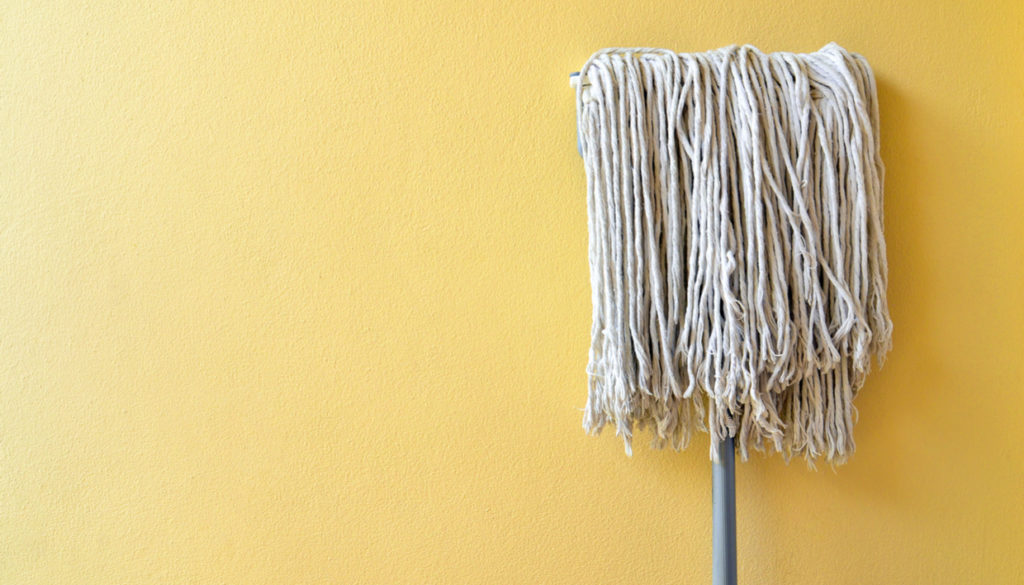 Θα σας «σώσει»: Έτσι θα απαλλαγείτε άμεσα από την άσχημη μυρωδιά της σφουγγαρίστρας