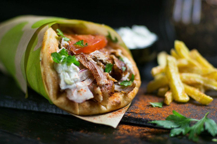 Σουβλάκι: Πόσες θερμίδες έχει και πώς να το κάνετε ένα υγιεινό γεύμα