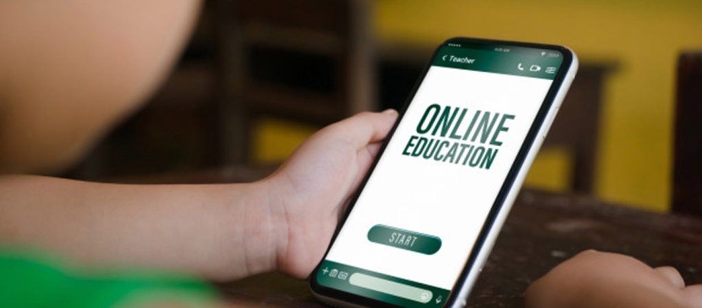 Αμαλιάδα: 12χρονο αγόρι καθισμένο στο πεζοδρόμιο «κλέβει» ίντερνετ για… «χάρη» της τηλεκπαίδευσης (φώτο)