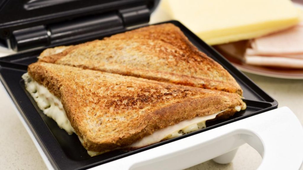 Έτσι θα καθαρίσετε τη βρώμικη τοστιέρα σας σε χρόνο «ρεκόρ»