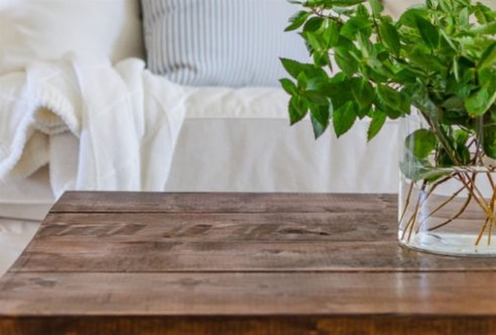 Ξύλινα έπιπλα: Έτσι θα εξαφανίσετε τις γρατζουνιές