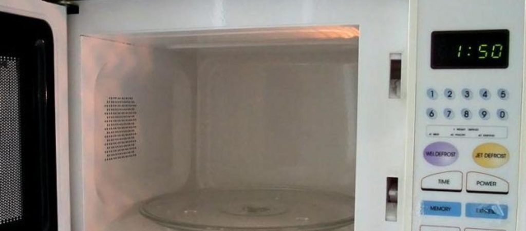 H λίστα με τα «απαγορευμένα» φαγητά για τον φούρνο μικροκυμάτων