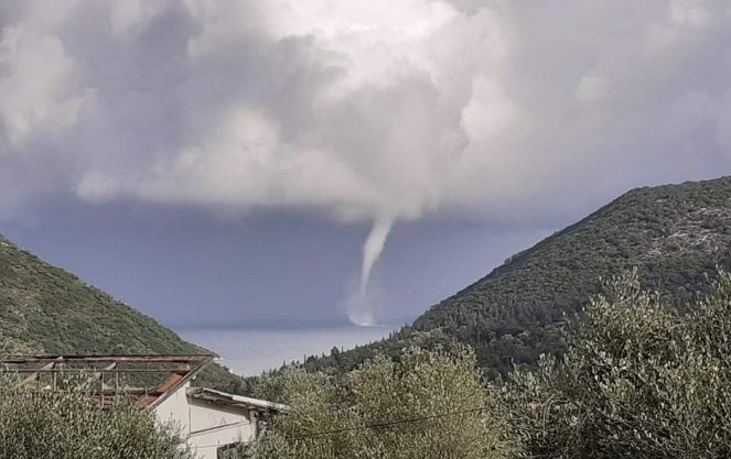 Εντυπωσιακές εικόνες: Υδροστρόβιλος ανοιχτά της βόρειας Ιθάκης (φωτό)