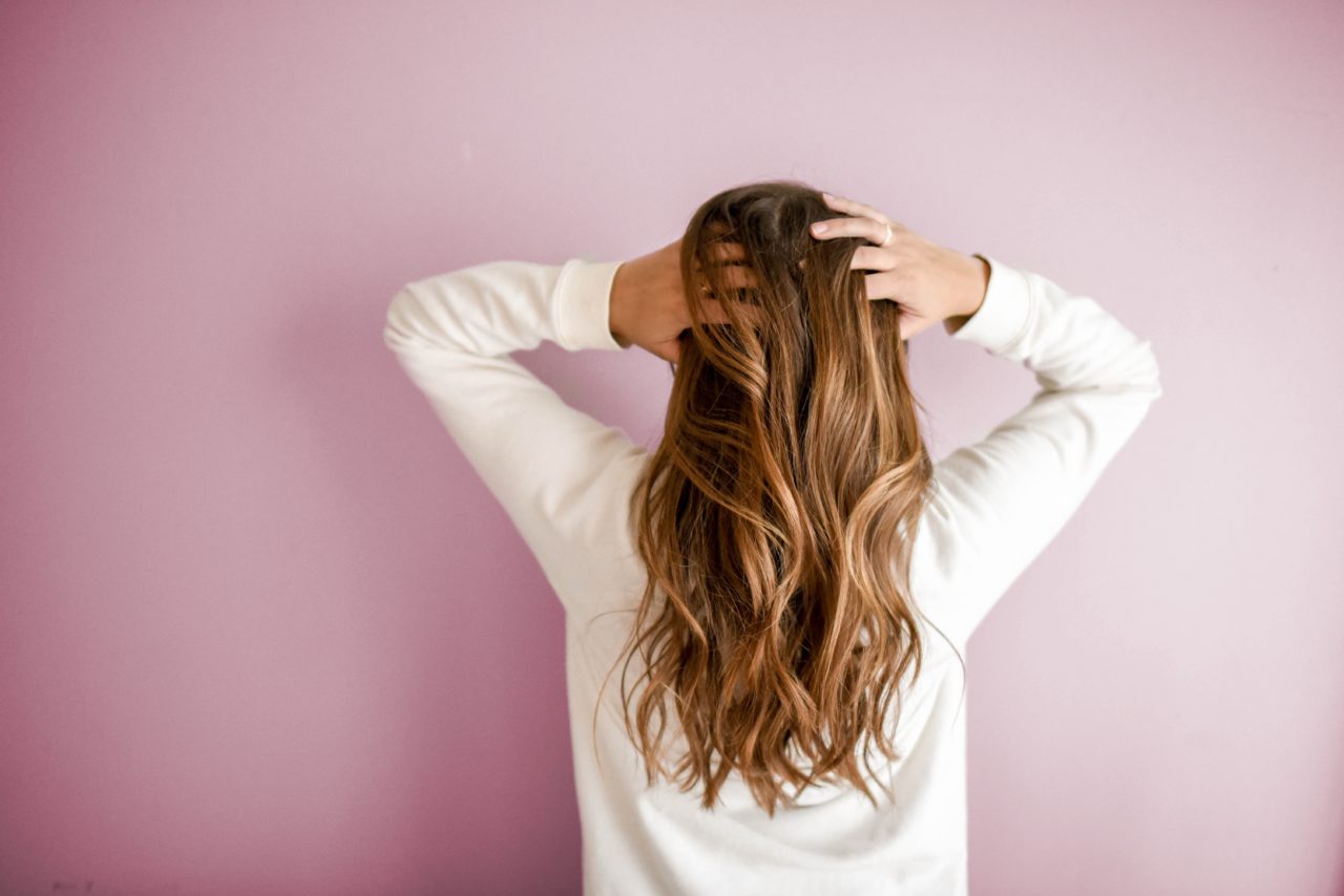 Scalp Popping: Νέα μόδα στο TikTok όταν το κρανίο κάνει… «κρακ» (βίντεο)